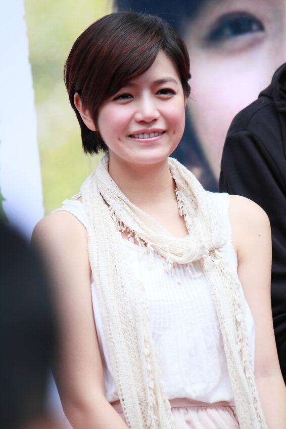 被陈妍希的“短发”造型美到了，减龄又少女，很有初恋感