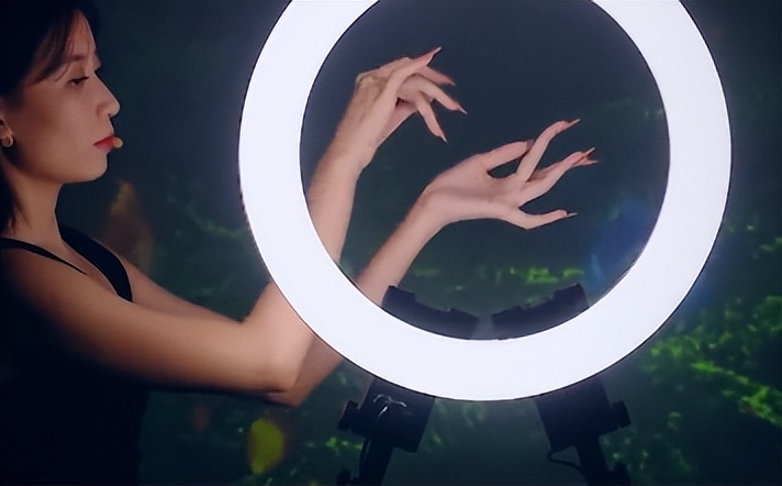 “天下第一舞指”密加：全网最会挣钱的一双手，一场直播赚200万