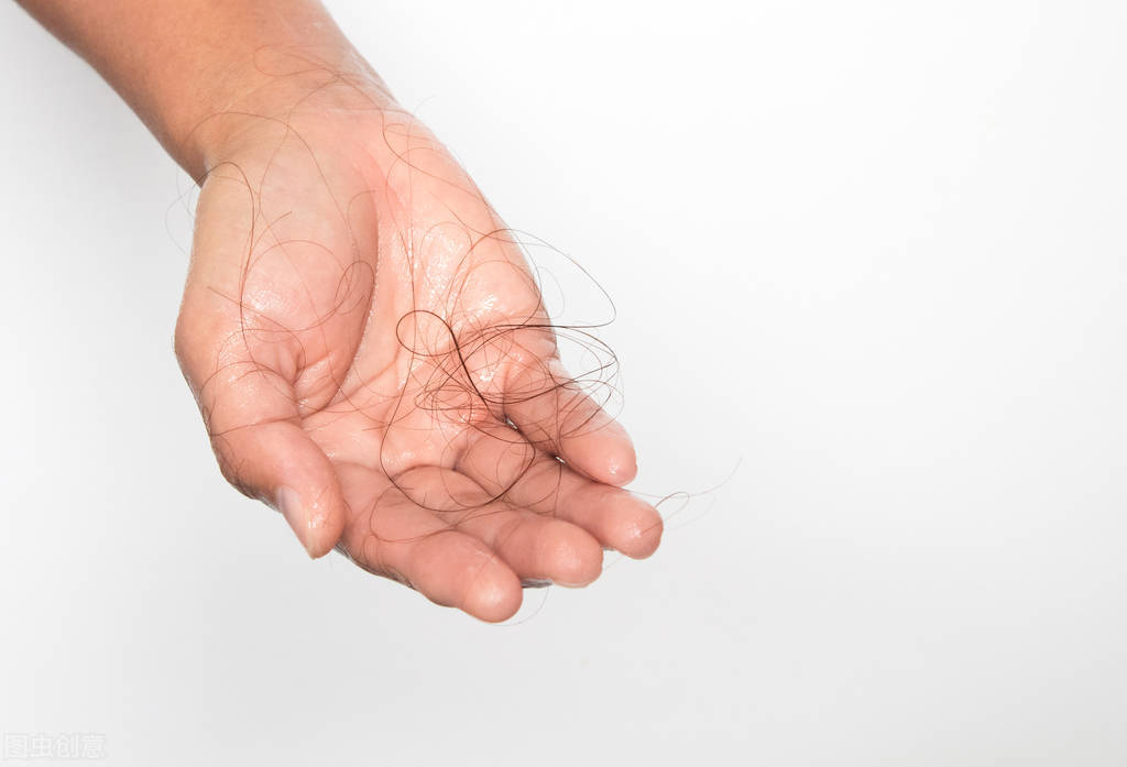 脱发是要秃了吗？女性脱发分为3类，2个方面判断是不是病态脱发