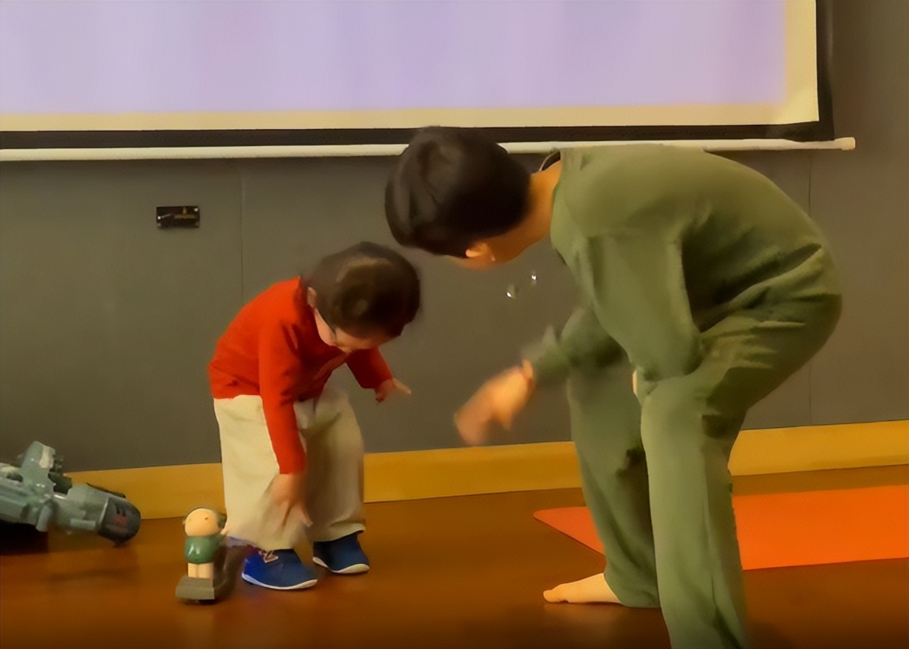 陈小春晒俩儿子萌态，二宝留长发扎揪揪打扮像女孩，长相遗传爸爸
