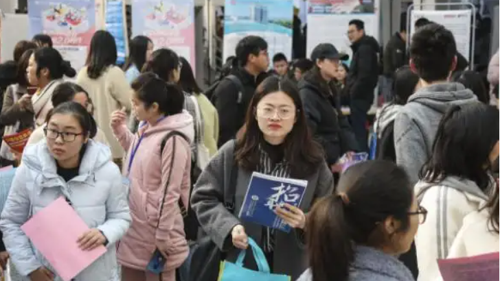 刚毕业就超龄了？应届生因超24岁被国企解约，大学生：太畸形了