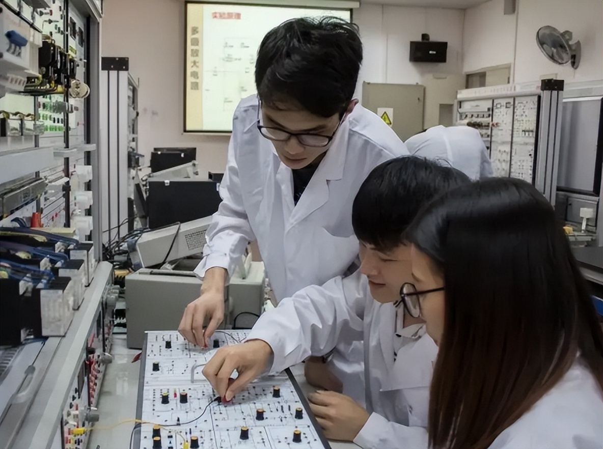 2022十大热度攀升专业新鲜出炉，理工科专业占多半，文科专业1个