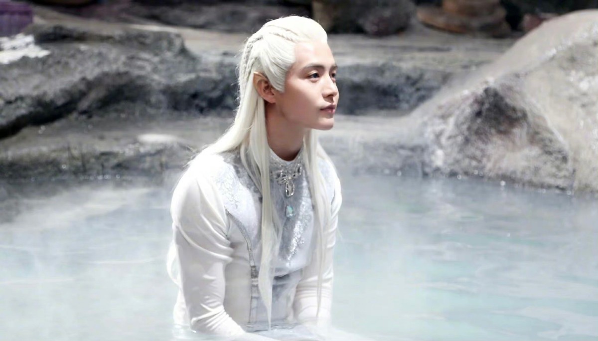 同样是演“白发美男”，有人一眼万年，有人像顶了一头枯草