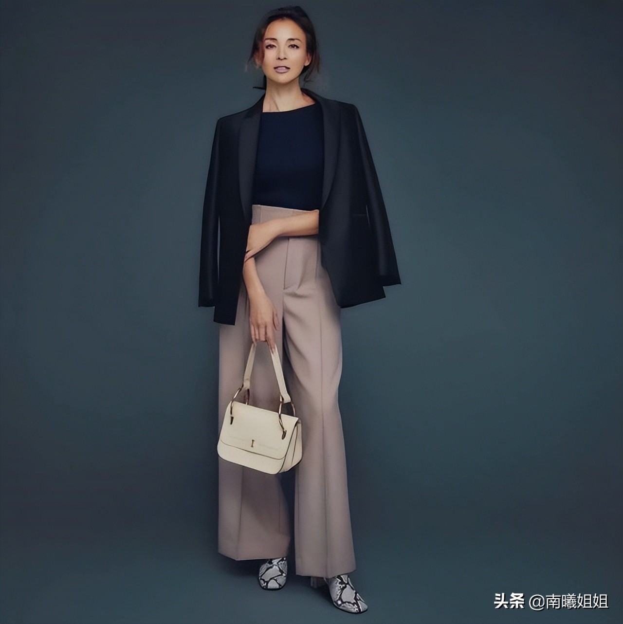 这是我见过最优雅的50+妈妈，不露腰不秀腿，却比明星还有气质