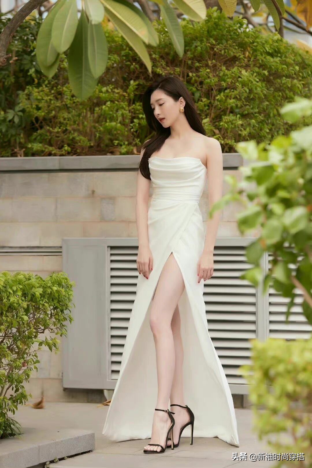 江疏影新造型曝光，白色裙装清纯又时尚