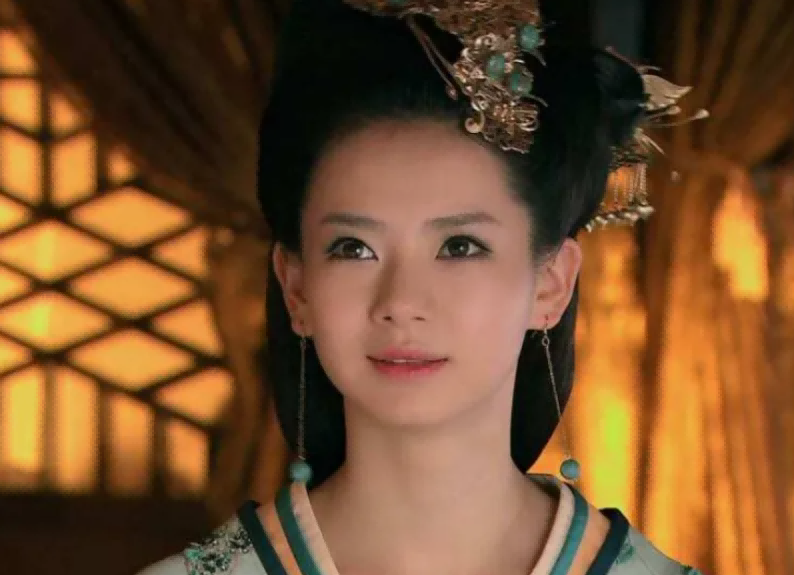 “歪瓜裂枣”别硬演公主，这9位女星告诉你，什么才叫金枝玉叶