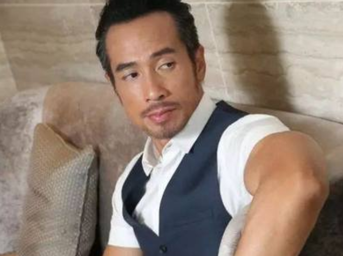 男星陈豪几乎24小时戴口罩！连睡觉都不摘下，出门戴两层十分严格