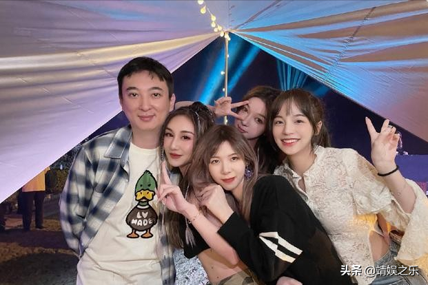 34岁王思聪三亚庆生，网红美女扎堆与其合影，排场比往年低调许多