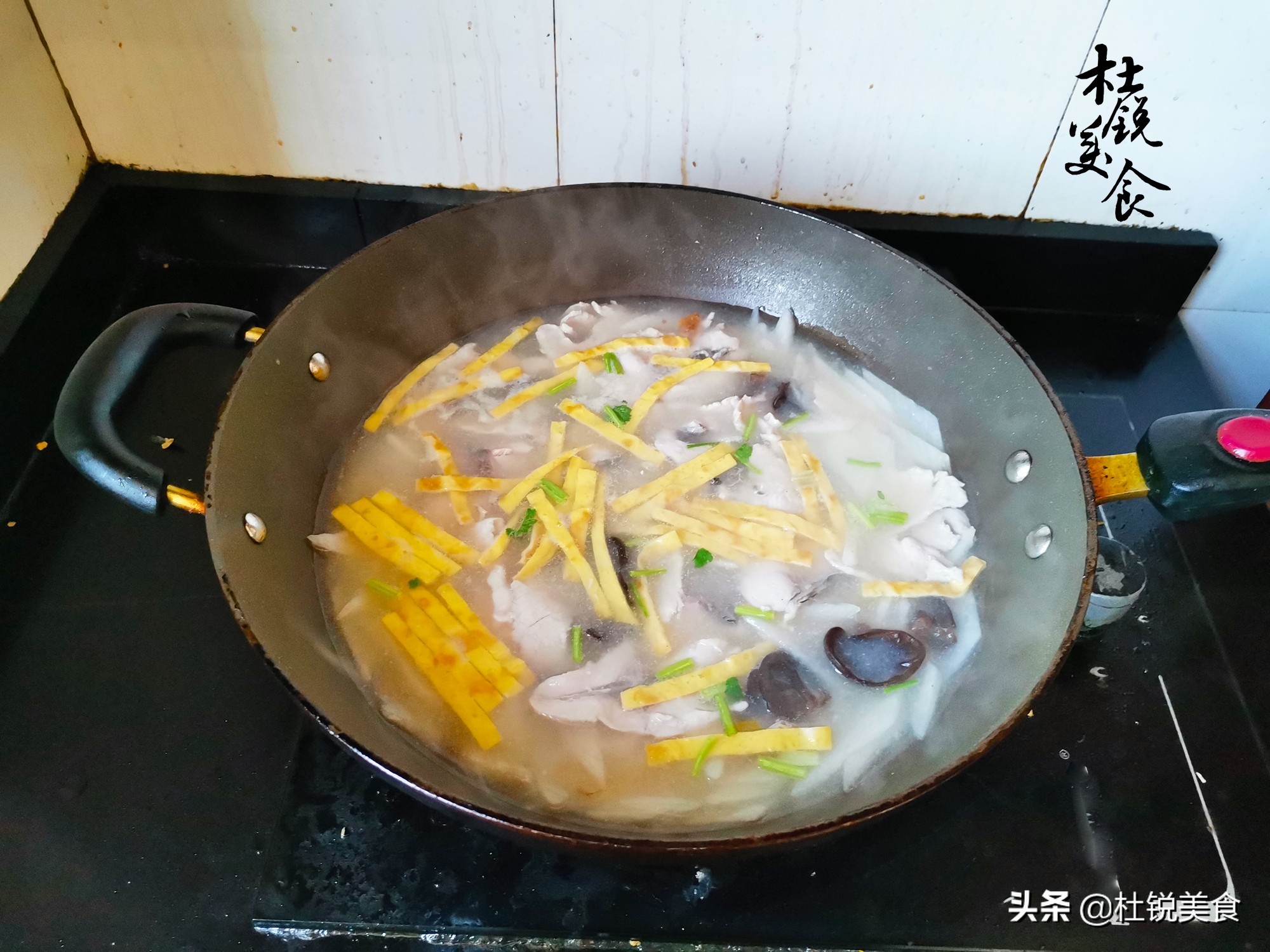 年夜饭做鱼菜，不蒸也不炖，做成美味溜鱼片，鲜香酸爽父母连连夸