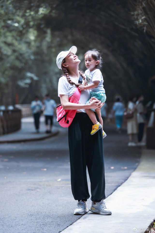 应采儿晒母子三人合照，2岁Hoho五官变化超大，清秀帅气像女孩