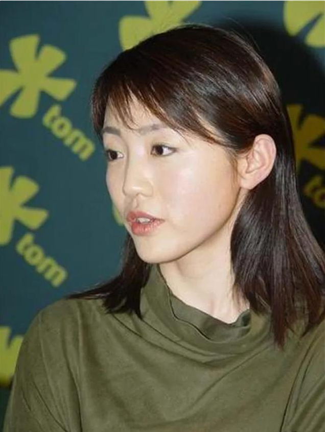 《天气预报》主持人杨丹：27年零失误，嫁给初恋丈夫，40岁当妈妈