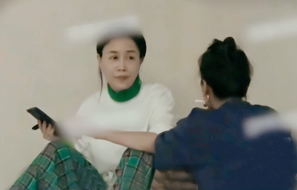 《浪姐3》聚餐吸烟惹争议，大合照直接拍到烟盒，按照规定应罚款