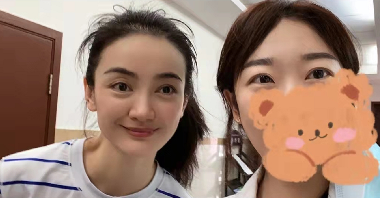 37岁朱杰罕露面！去医院一脸素颜美到惊艳，网传嫁入豪门生活惬意