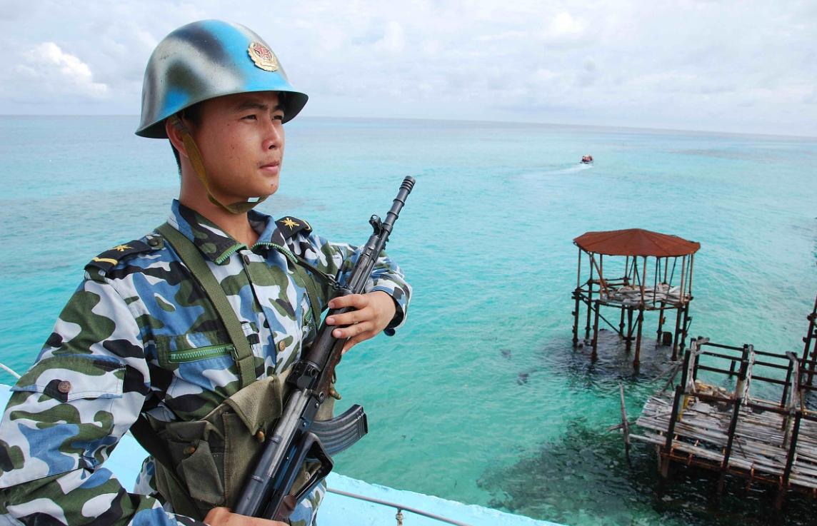 当年的南海守岛官兵有多难？脚踩一米深海水，茅屋3个月全腐烂