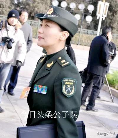 谭晶情史，青歌赛上成名，长城上开演唱会，嫁爱情高龄产子