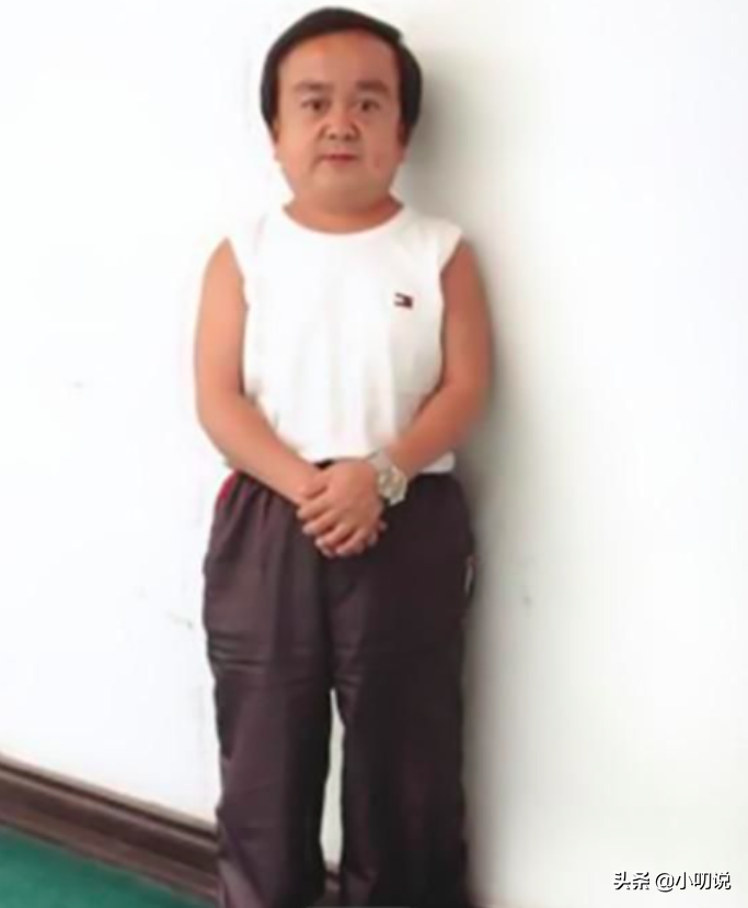 身高1.15米的张伸：44岁娶娇妻后被抛弃，无戏可拍靠小超市为生