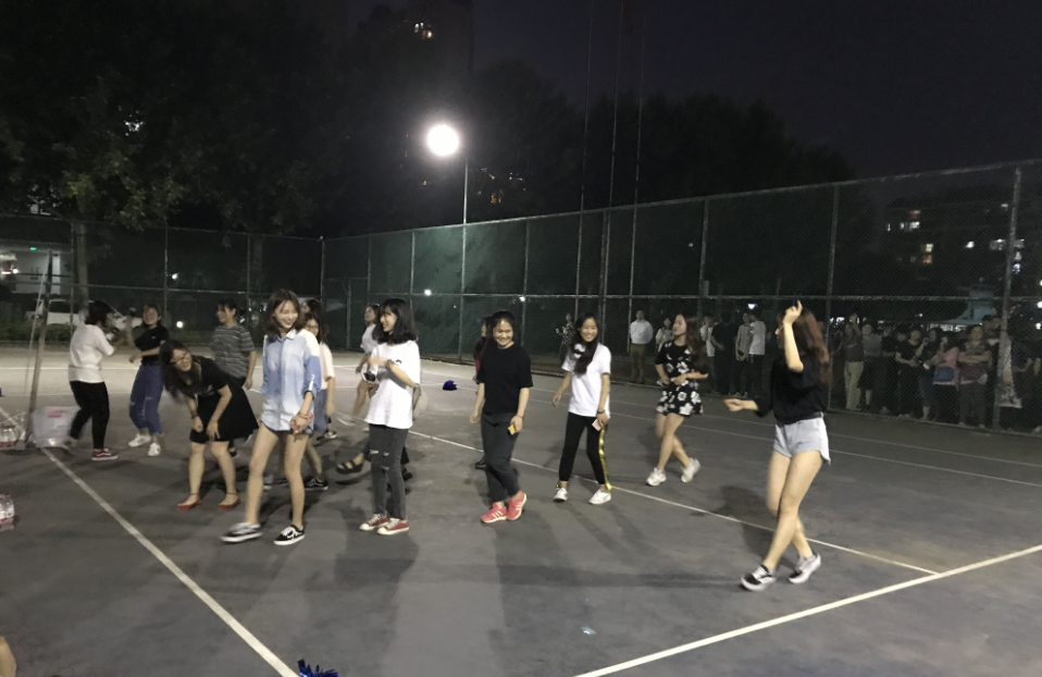 封校后的大学生都在做什么？男生宿舍玩捉迷藏，女生宿舍演宫斗剧