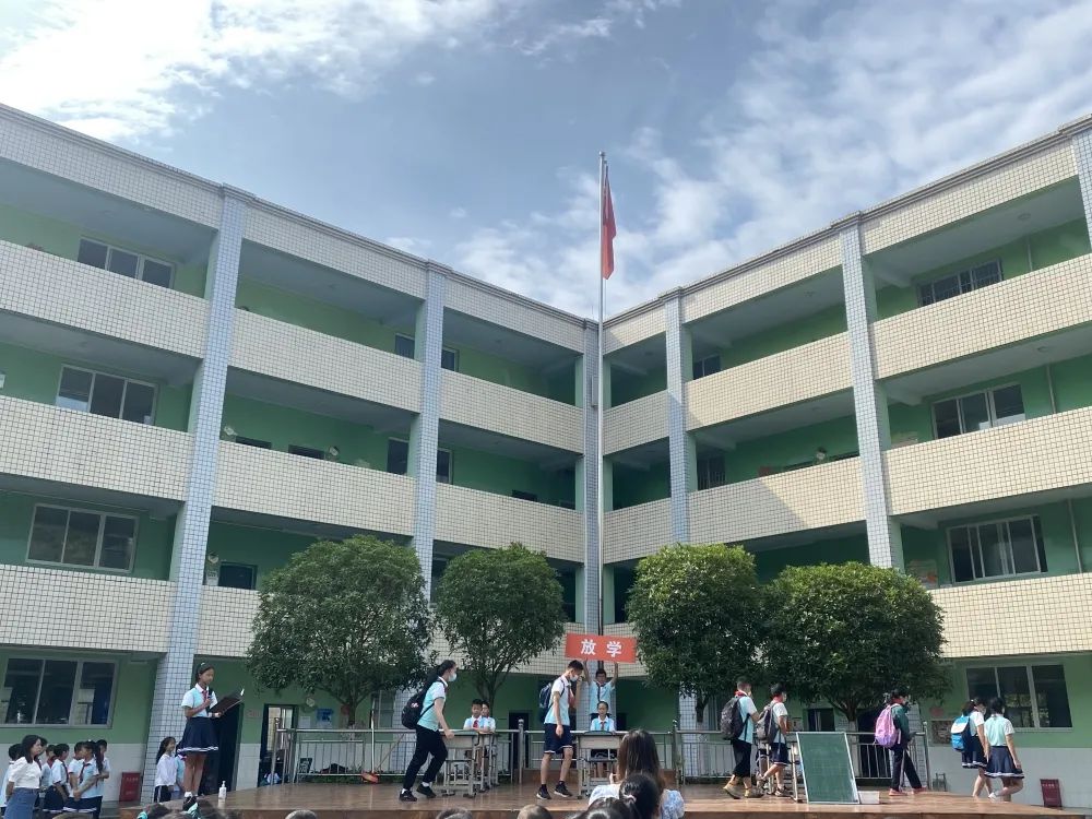 天府新区永兴小学举行“一日常规展示，扬永小精神”主题升旗仪式