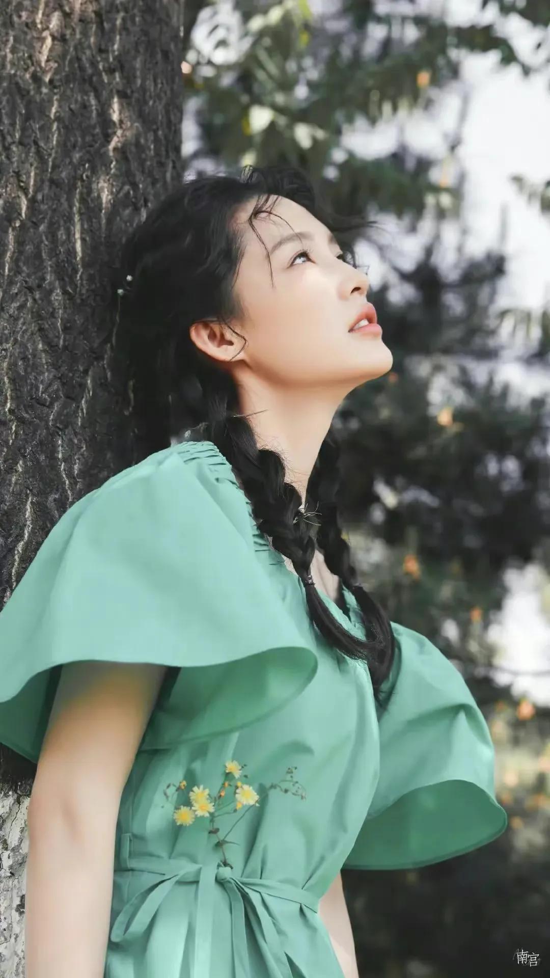 绿裙编发的李沁，青春靓丽活力满满，灵动飘逸俏皮甜美