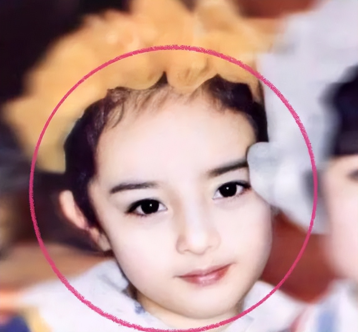 8位明星童年照曝光,肖战完全认不出,杨幂和关晓彤从小美到大