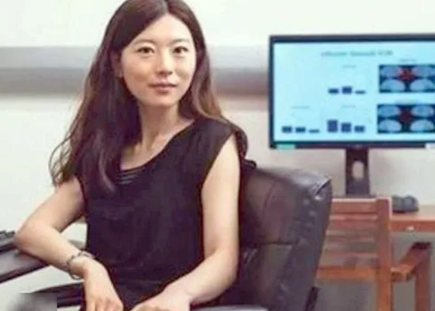 中国2位顶级高考状元，一个远赴美国一个留在国内，生活截然不同