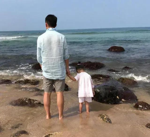 “曲终人散”的人生：大S一家忙着晒幸福，汪小菲满脸憔悴又孤单