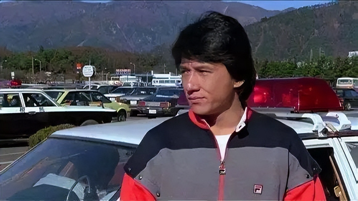 grant hill ii,成龙在电影《福星高照》里也早就身穿斐乐运动夹克