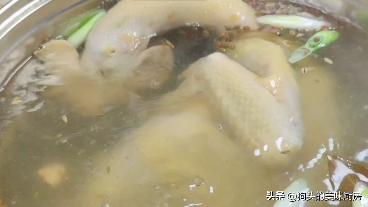 把整只鸡放到盐水中一泡，出锅皮脆肉嫩，不柴不腥，实在太厉害了