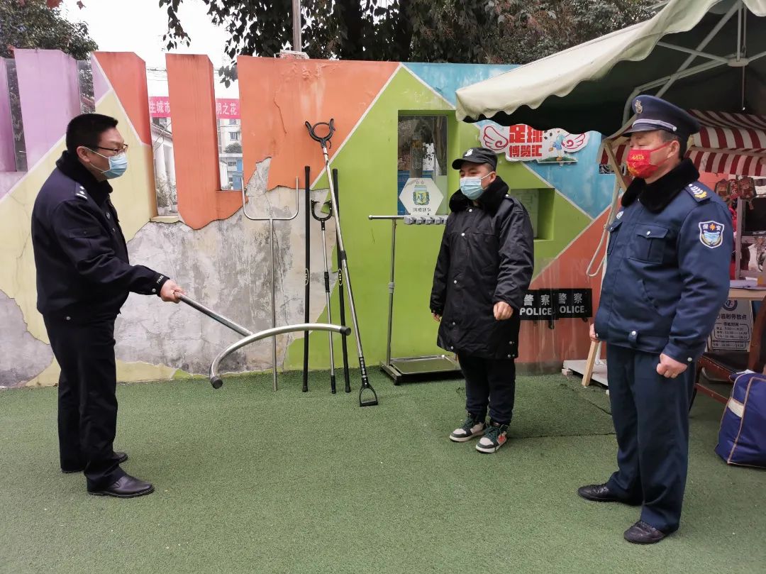 德阳市第一幼儿园邀请民警进园开展安保人员培训会议