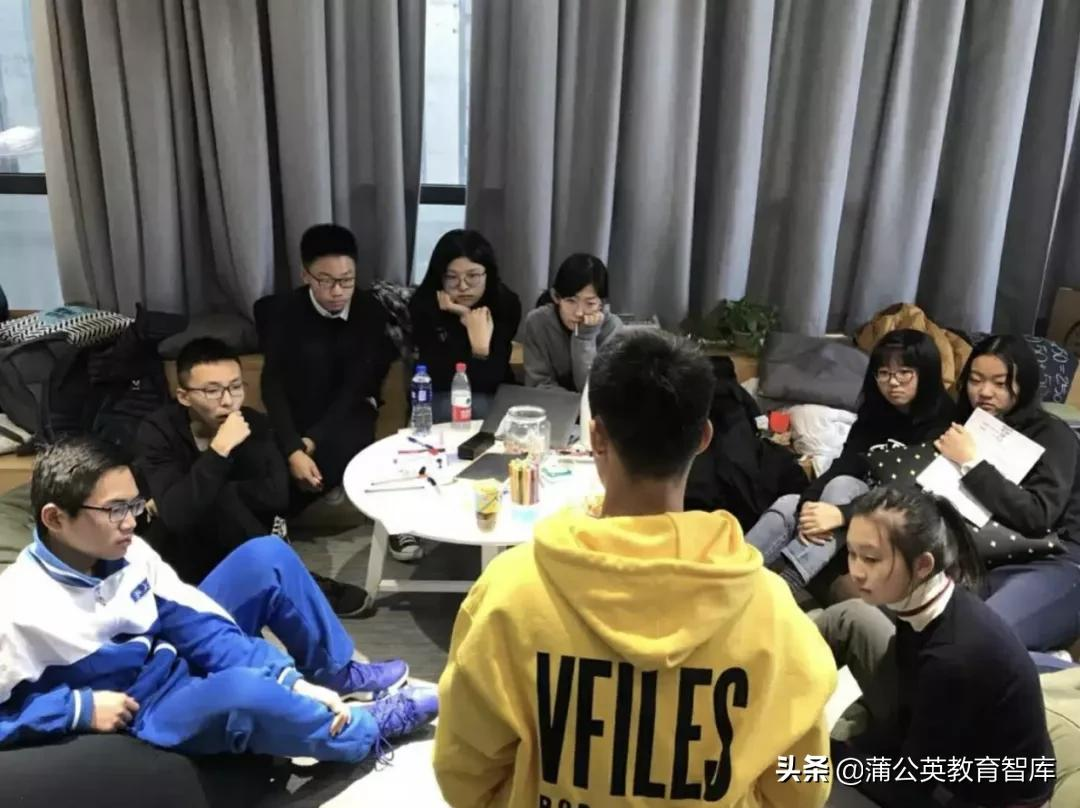 王铮去职引发全网热议，北大附中这些年都做了什么？