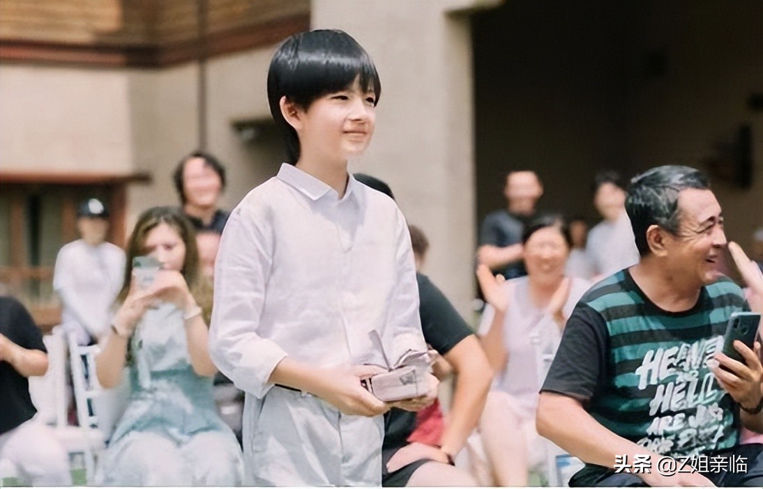 表面是星二代，实际是可怜人，有亲爹像没有，最长38年没见过爸爸