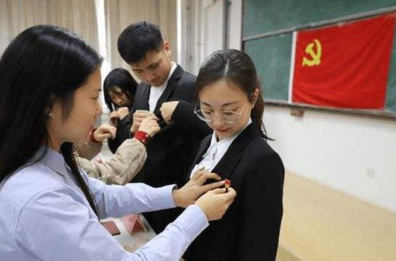 为什么才上大一，就有那么多学生着急入党？别等毕业才知后悔