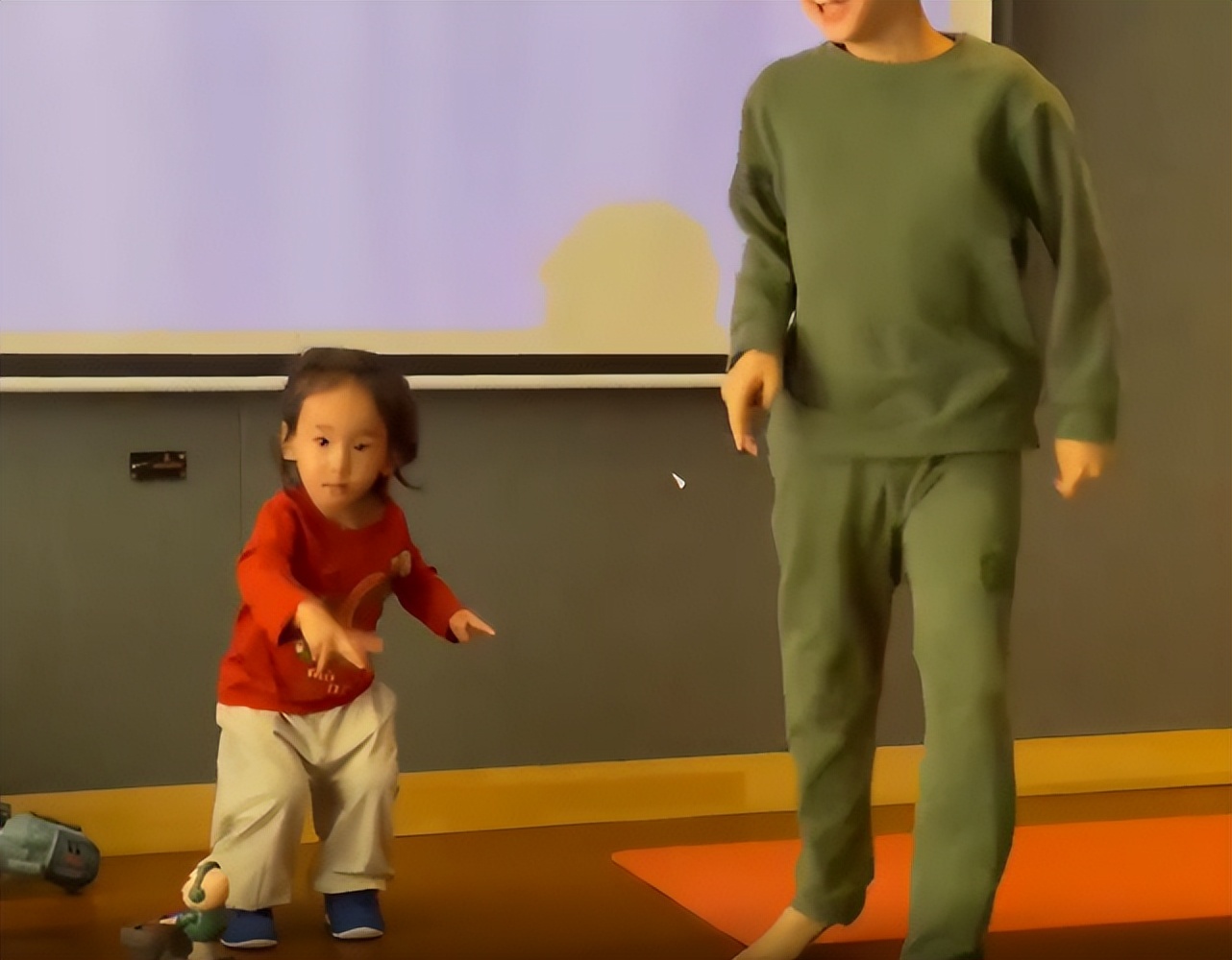 陈小春晒俩儿子萌态，二宝留长发扎揪揪打扮像女孩，长相遗传爸爸
