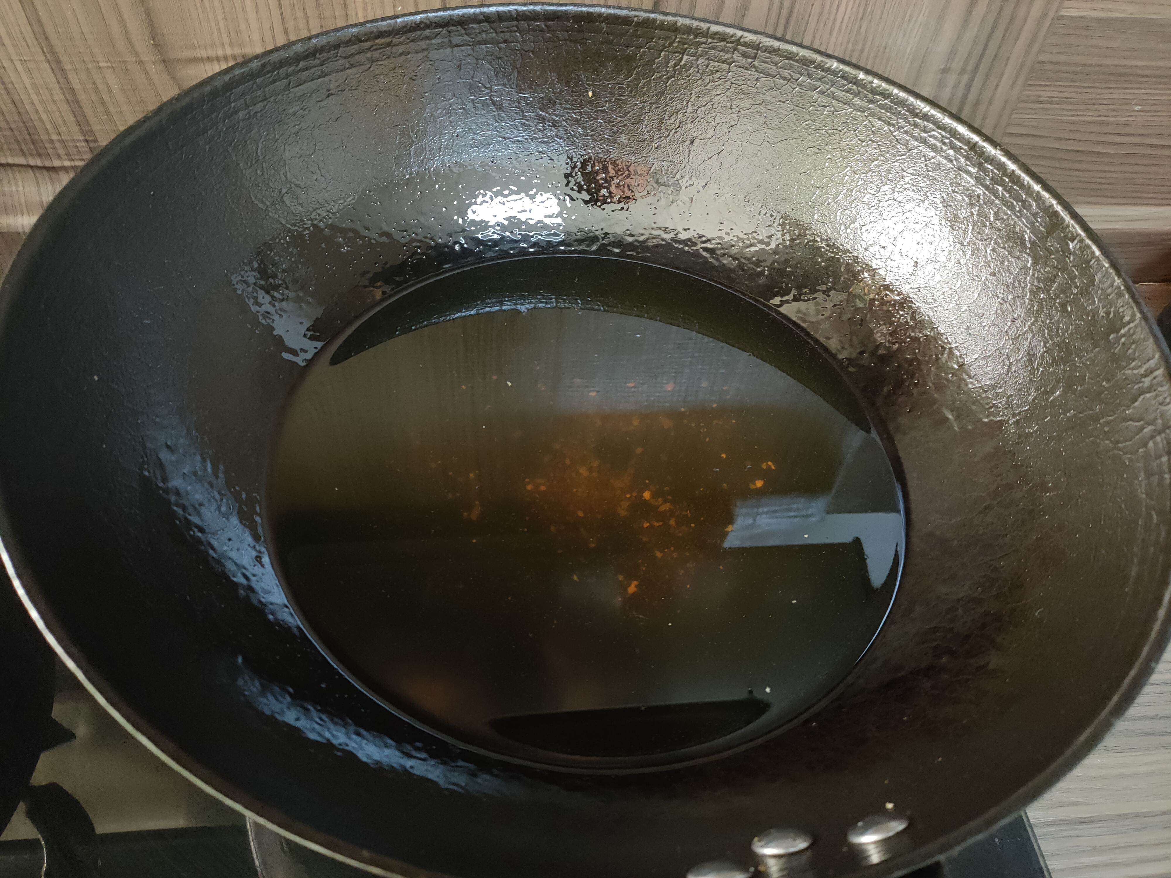 同样是炒锅，不粘锅和铁锅有啥不同？选对了炒菜才香