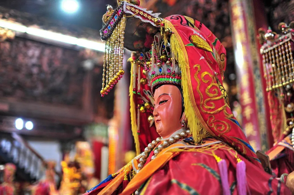 魔幻台湾:在妈祖庙前看钢管舞,在送葬队里看比基尼