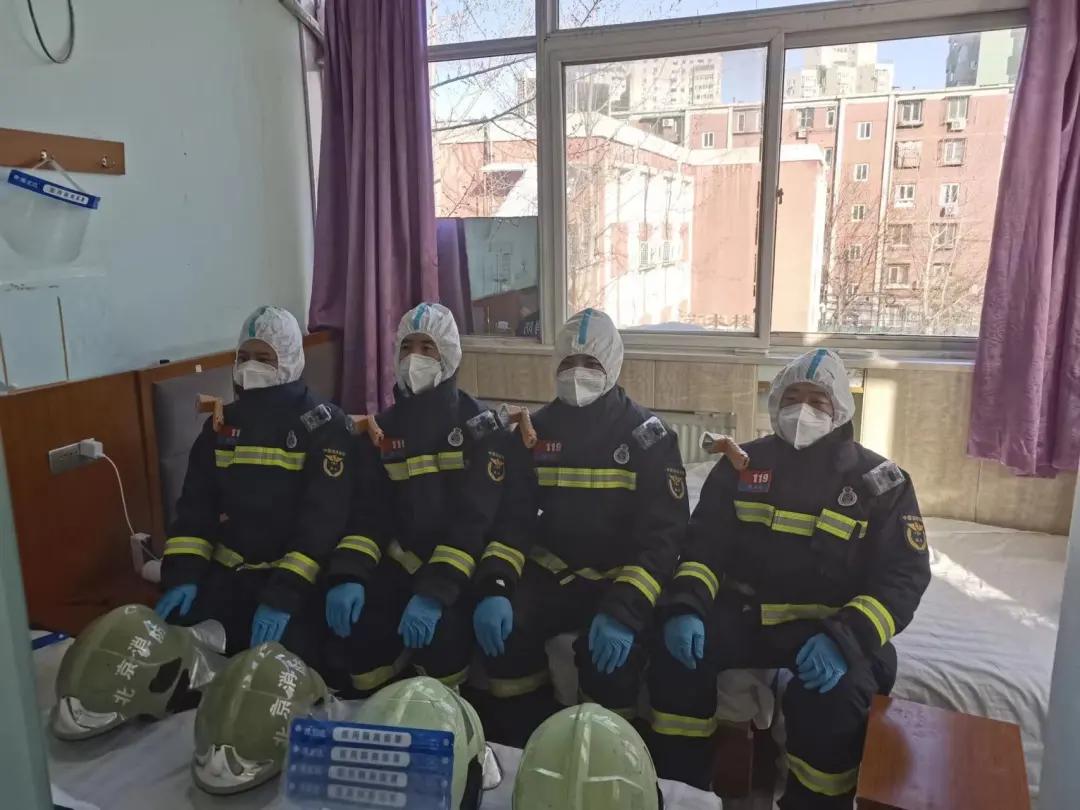 为了人民群众的平安幸福，“火焰蓝”化身“战疫白”