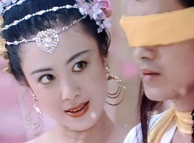 9版饰演“妲己”的女演员，有人真的妩媚狠辣，有人却是滥竽充数