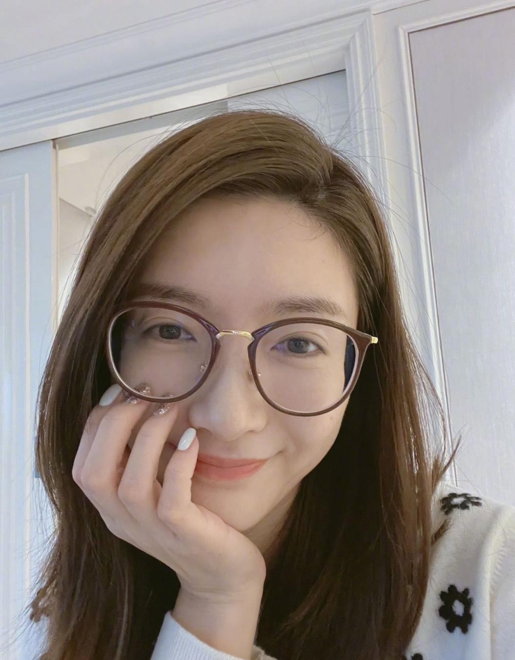 江疏影晒多张怼脸自拍，素颜脸上痣都可见，家里豪宅装修好低调