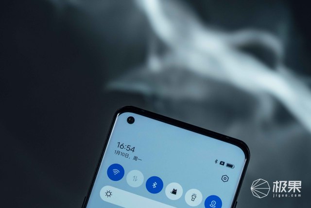 一加10 Pro动手玩：外观独树一帜，手感依旧无敌