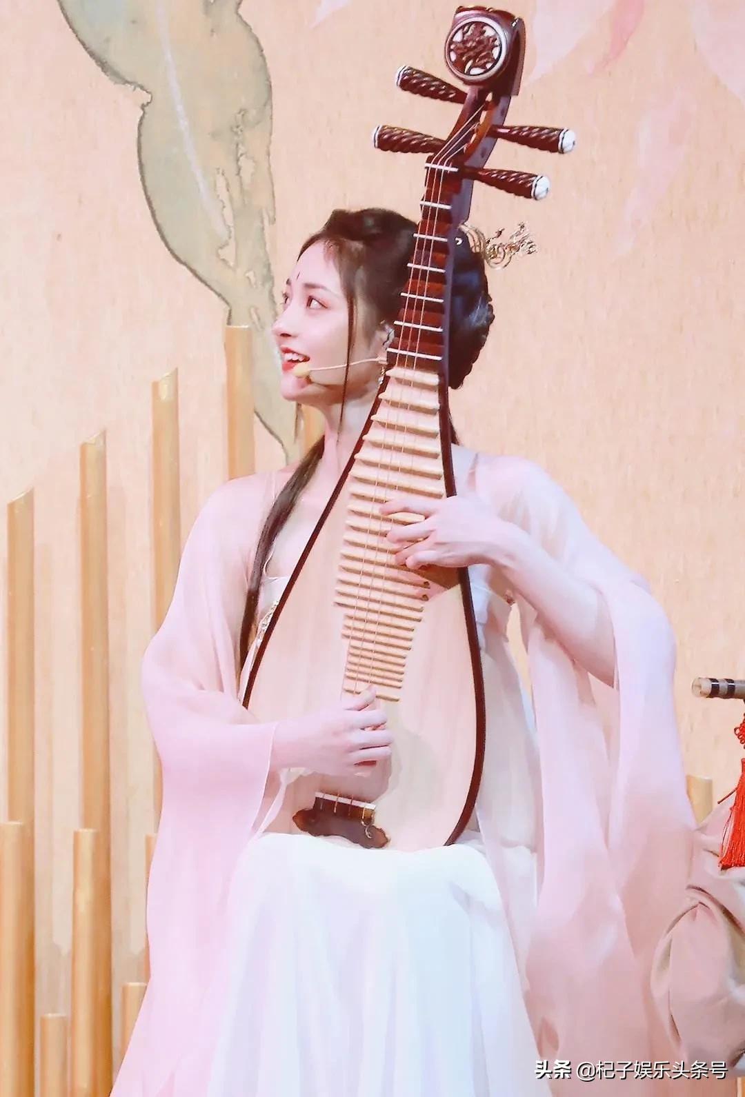 同样是弹琵琶，把周洁琼和林允放在一起对比，差别就出来了