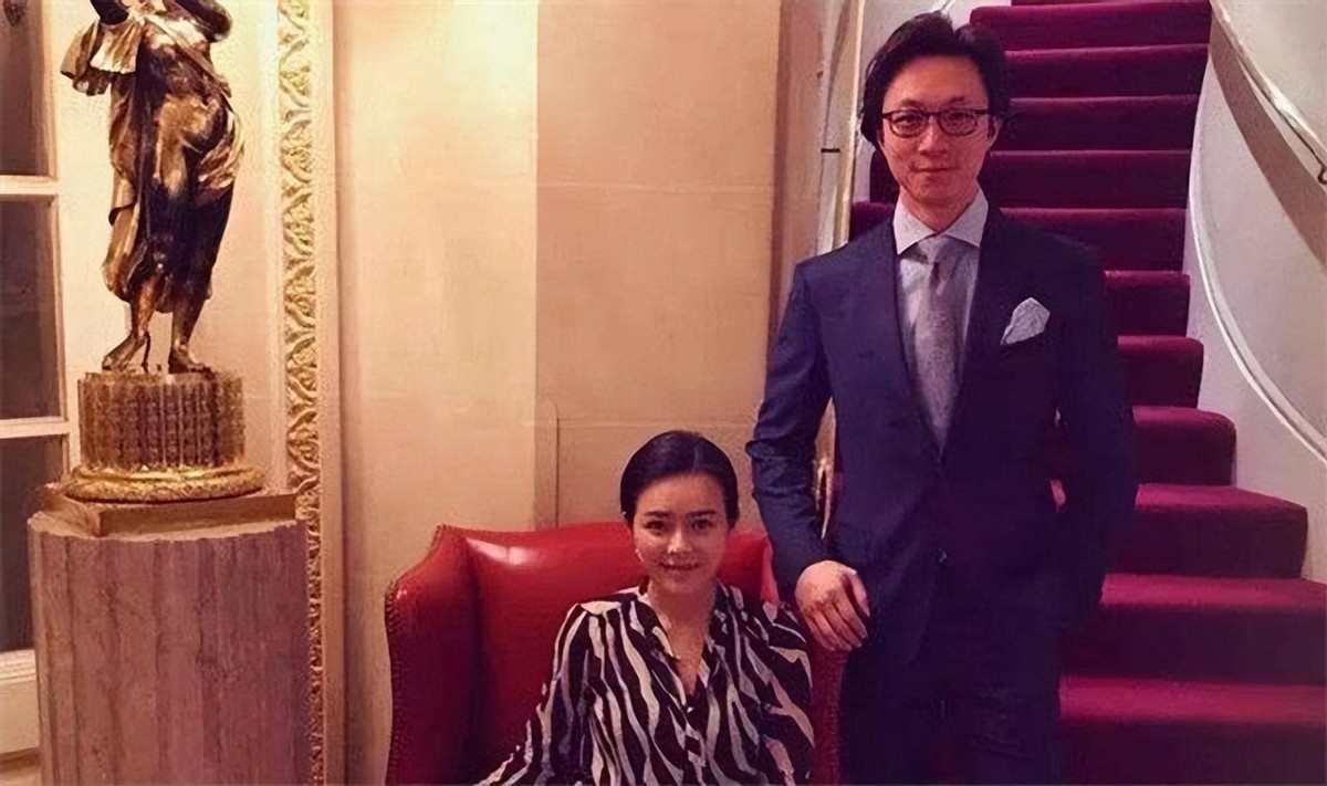 原东方卫视主持人陈辰，低调嫁歌唱家余笛，今被丈夫宠成少女