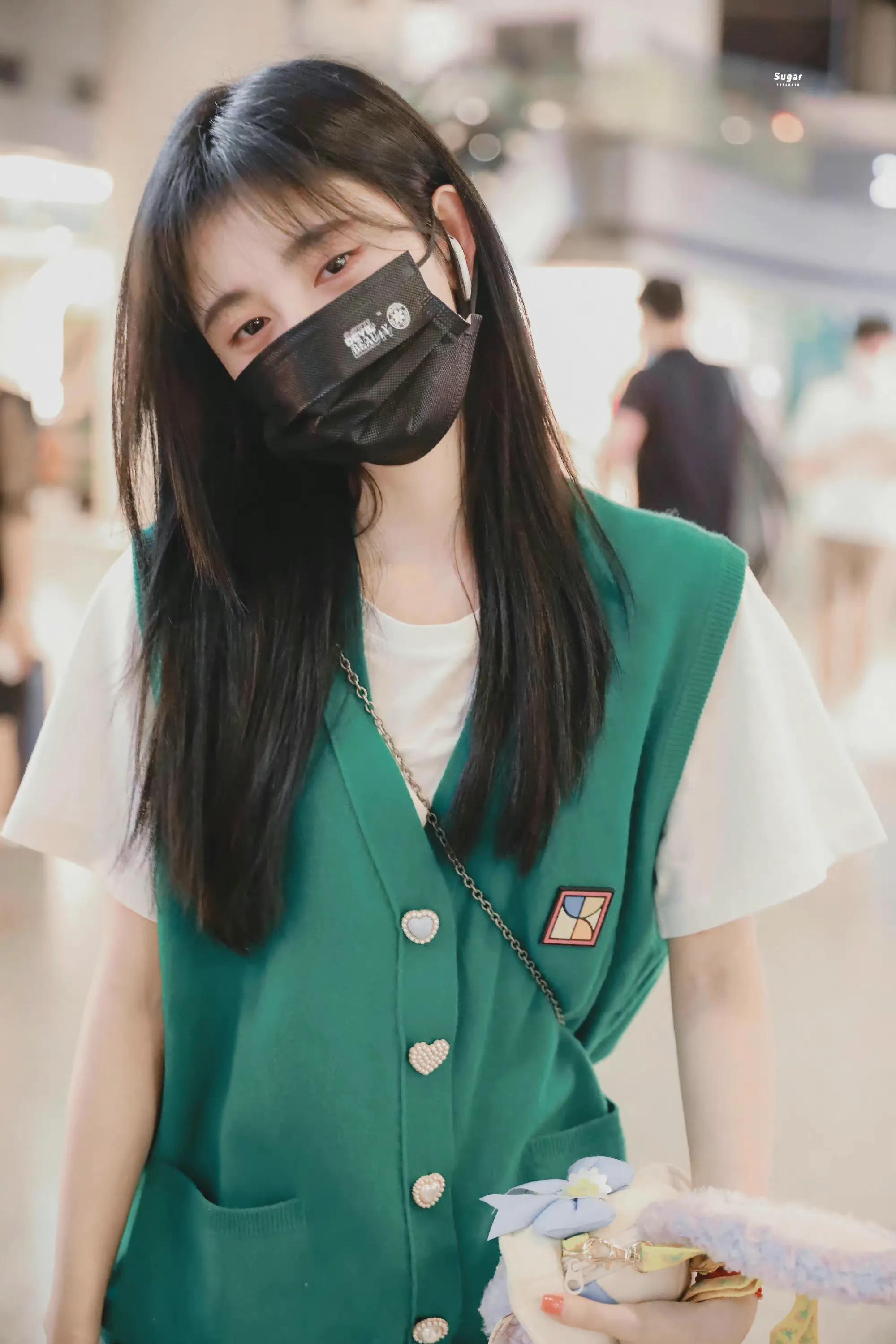 鞠婧祎机场照｜隔着口罩也能看见笑盈盈的脸