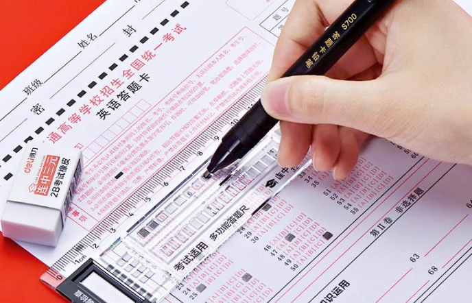 高考涂答题卡为何必须2B铅笔？看到扫描后效果对比，就容易理解了