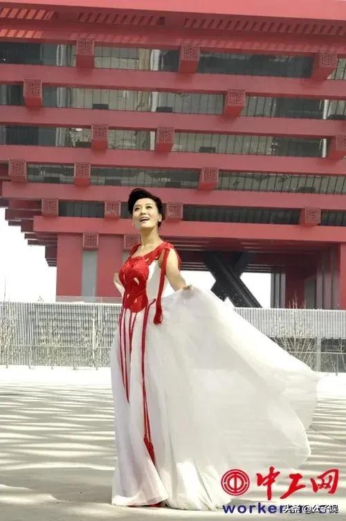 谭晶情史，青歌赛上成名，长城上开演唱会，嫁爱情高龄产子