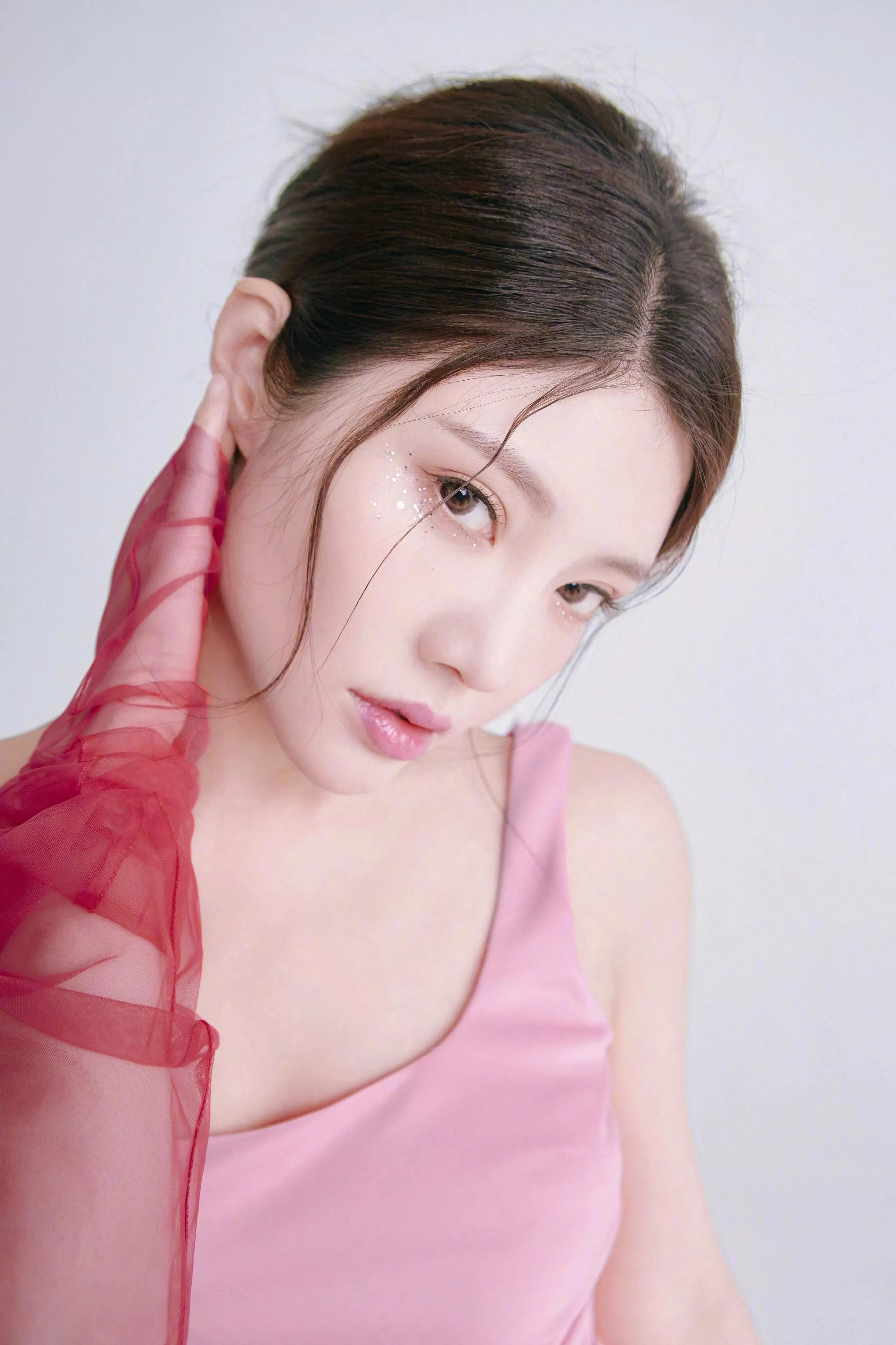 44位明星驾驭的红色服饰典雅大方，由内而外散发出自然的美感