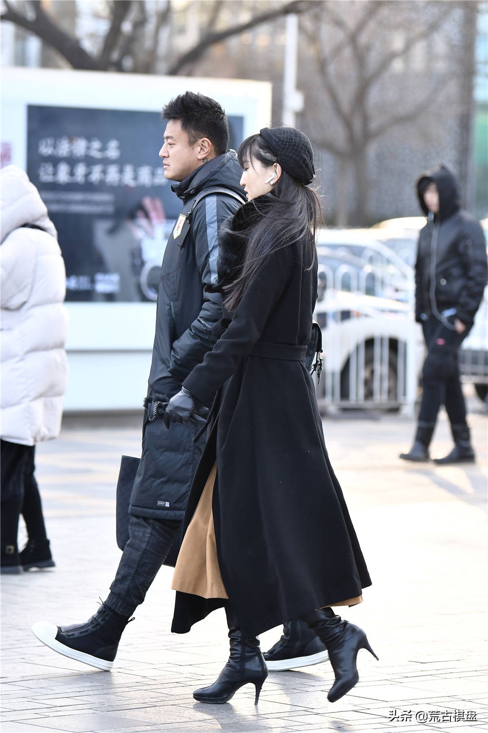 黑色细高跟长靴，搭配长款大衣，冬季的简约风格搭配