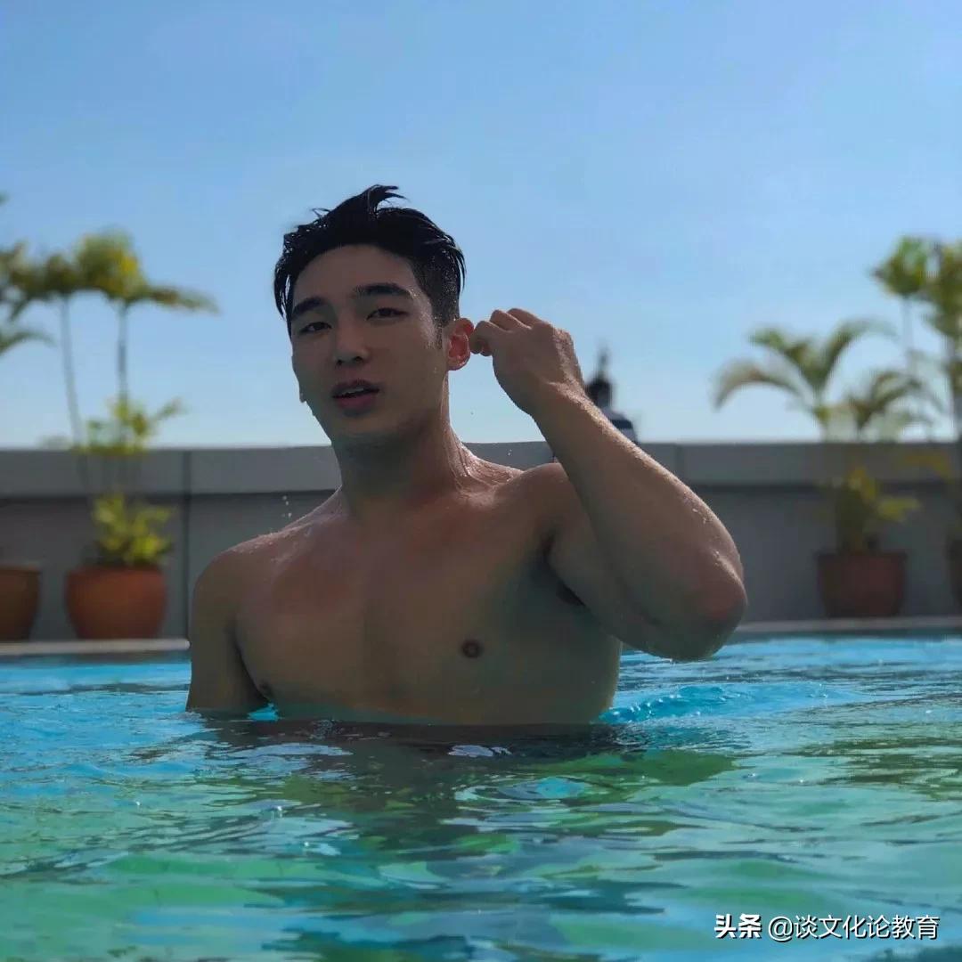 域外/韩国肌肉小哥演绎“在水一方”，侧颜太帅