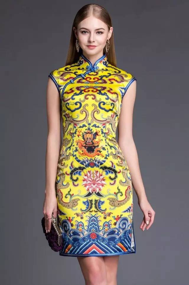 当俄罗斯美女穿上中国旗袍…