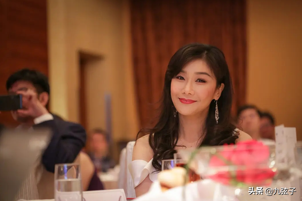 放弃养子才能披上婚纱，52岁的张慧仪宁可单身地活着