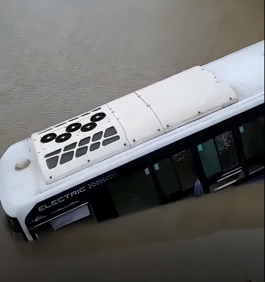 突发！坠河上海一公交车冲入河中，客下目击者：差点撞到人，上海司机车里有人被困